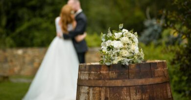 Ein Hochzeitspaar auf dem Land