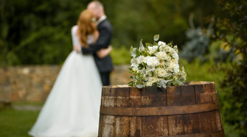 Ein Hochzeitspaar auf dem Land