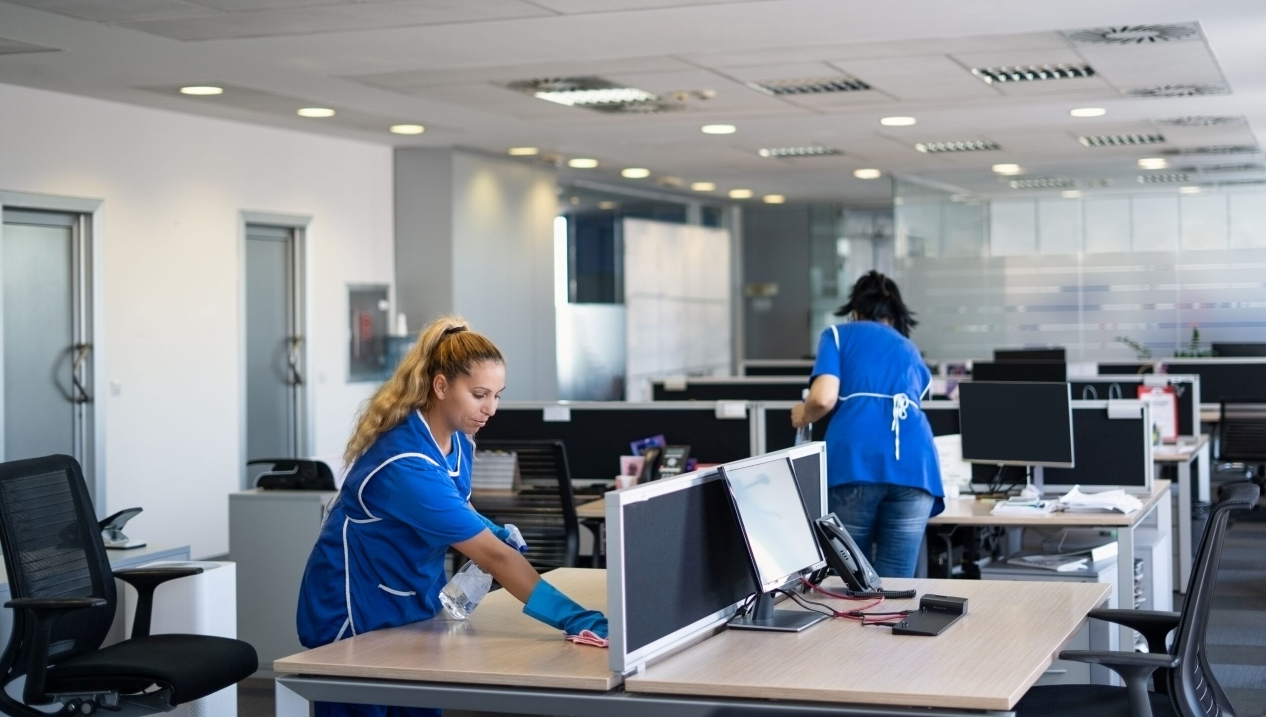 Ein modernes Büro und die Reinigungskräfte vor Ort